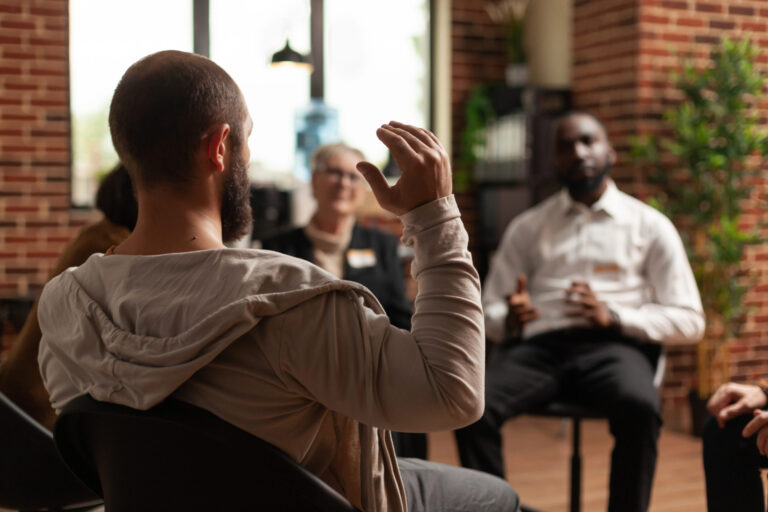 how to quit drinking alcohol 12 step meetings alcoholics anonymous group therapy